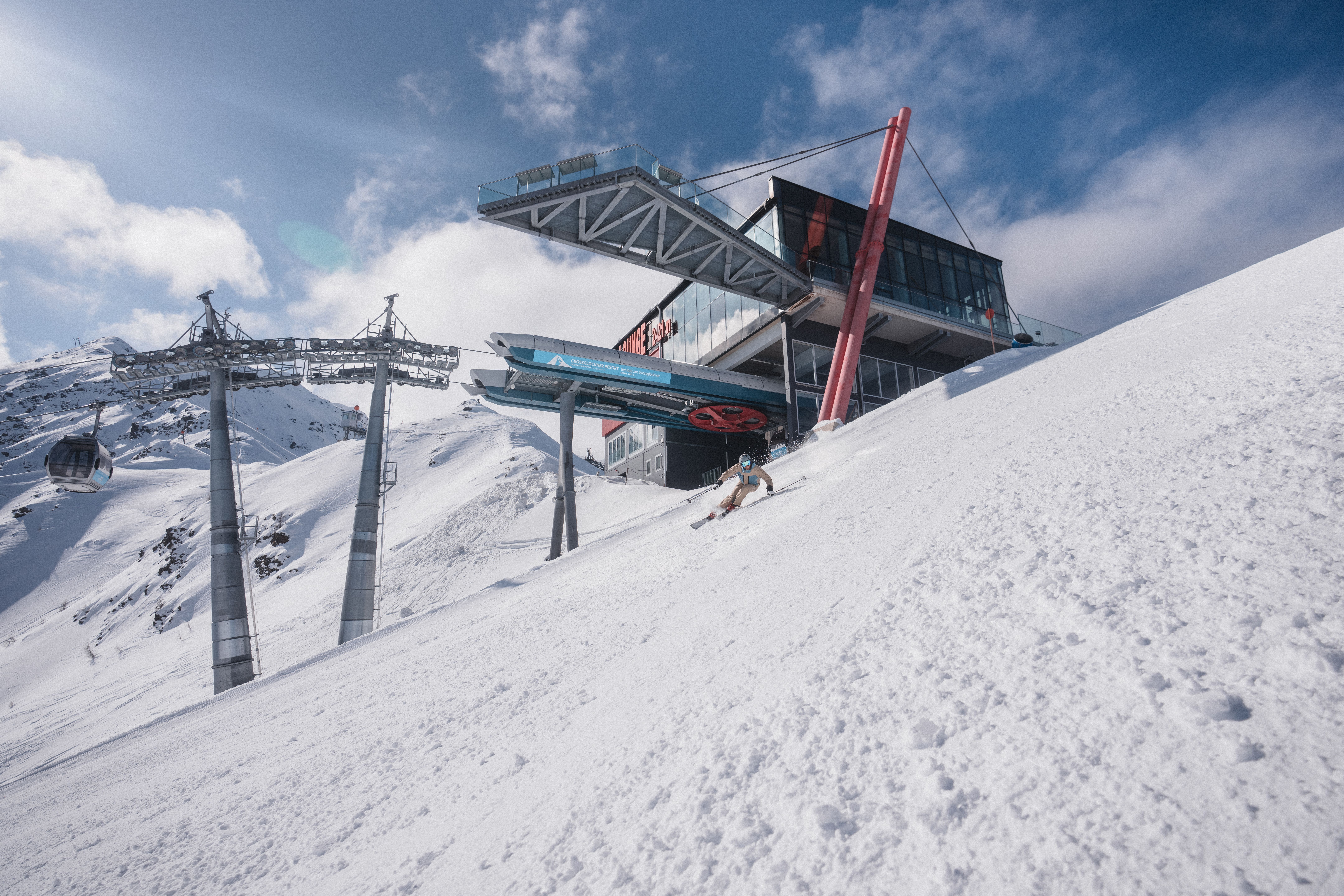 Skifahren im Großglockner Resort, Bergstation.  Futuristische Bergbahn Station.