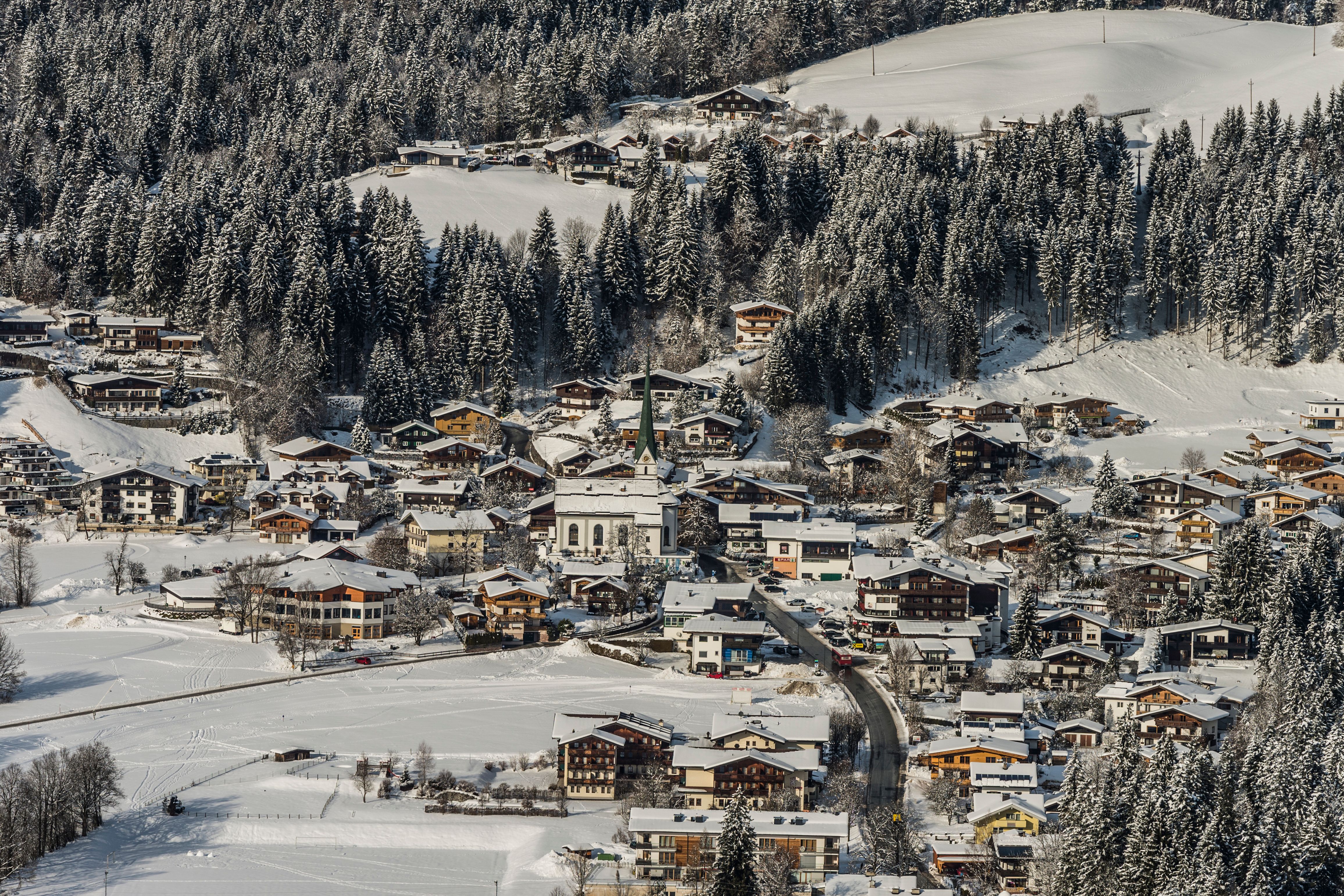 Ort Scheffau im Winter aus der Luft