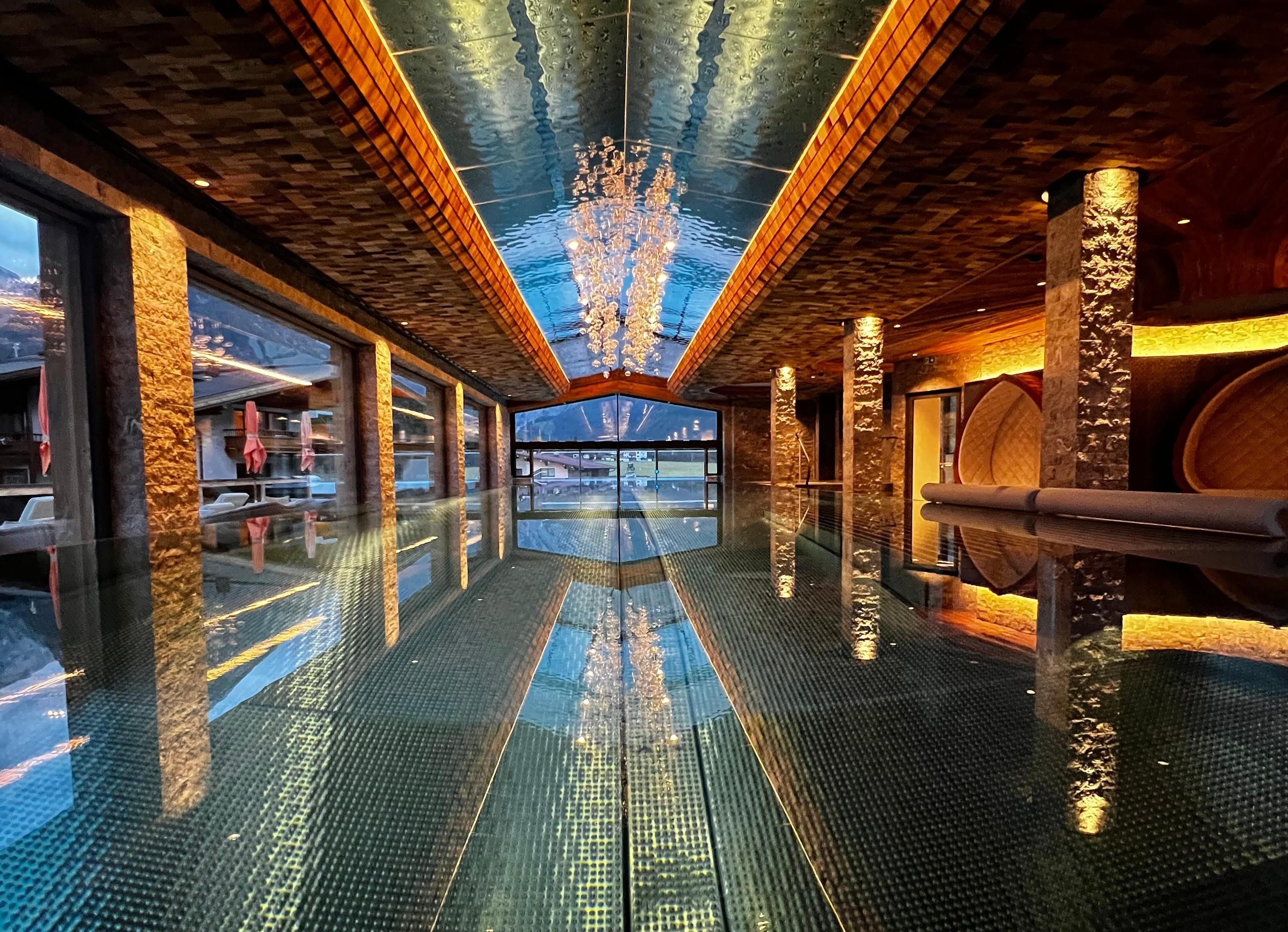 Schwimmen in neuer Dimension: Im neuen Infinity Innenpool (20 m lang) und Infinity Außenpool (15 m) lockt himmlisches Relaxen im temperierten Wasser.