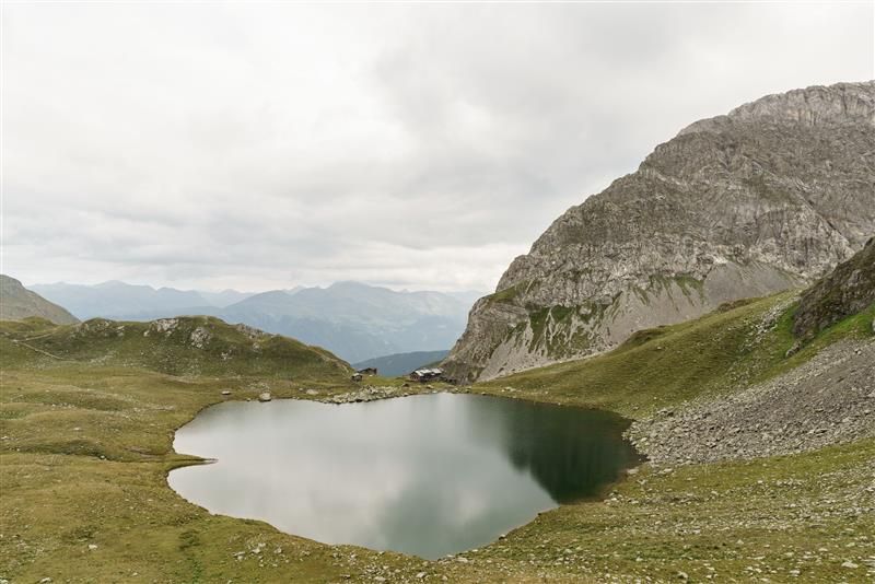 Alpinsee mit Bergpanorama