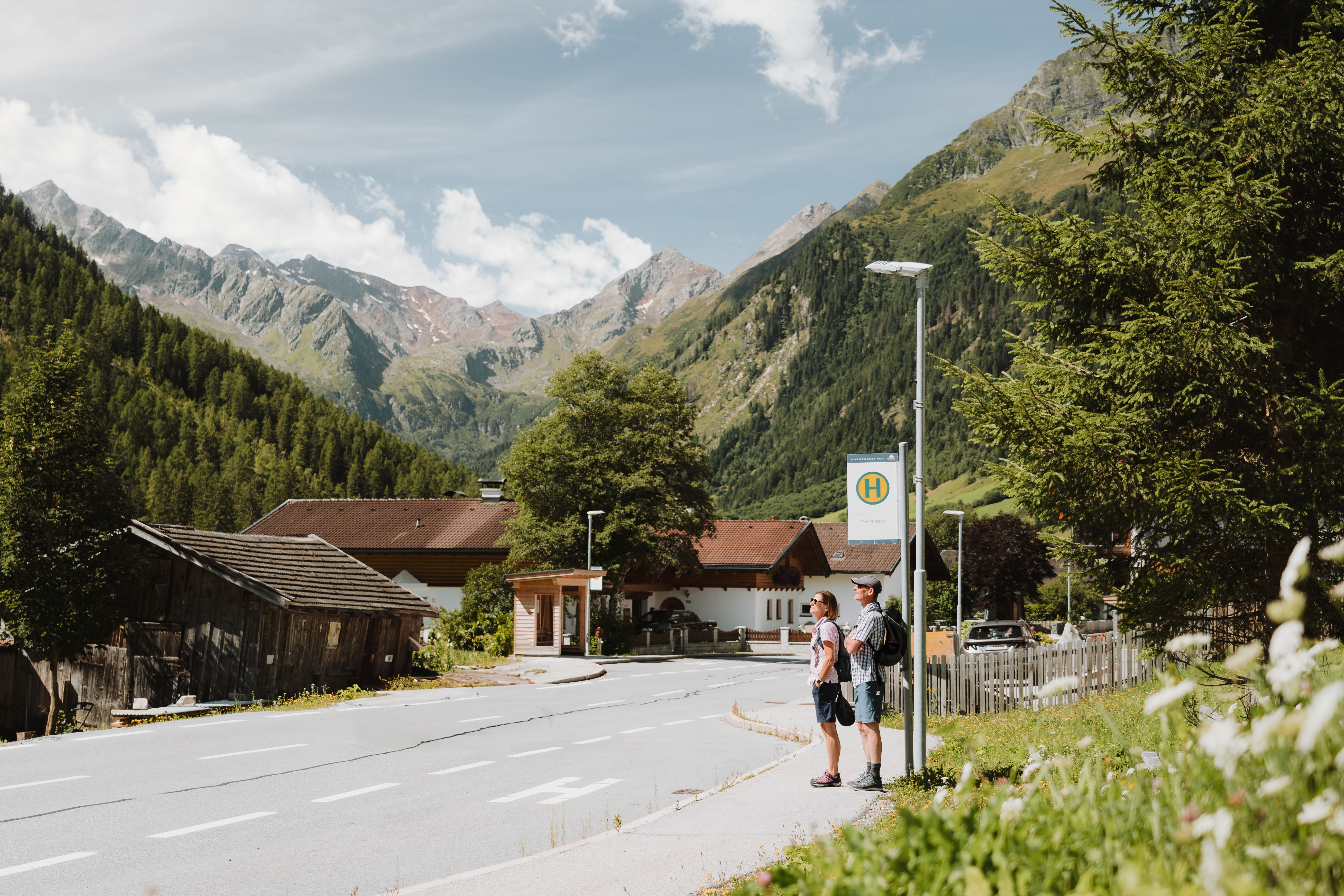 Bushaltestelle im Wipptal, Tirol mit Öffis erkunden
