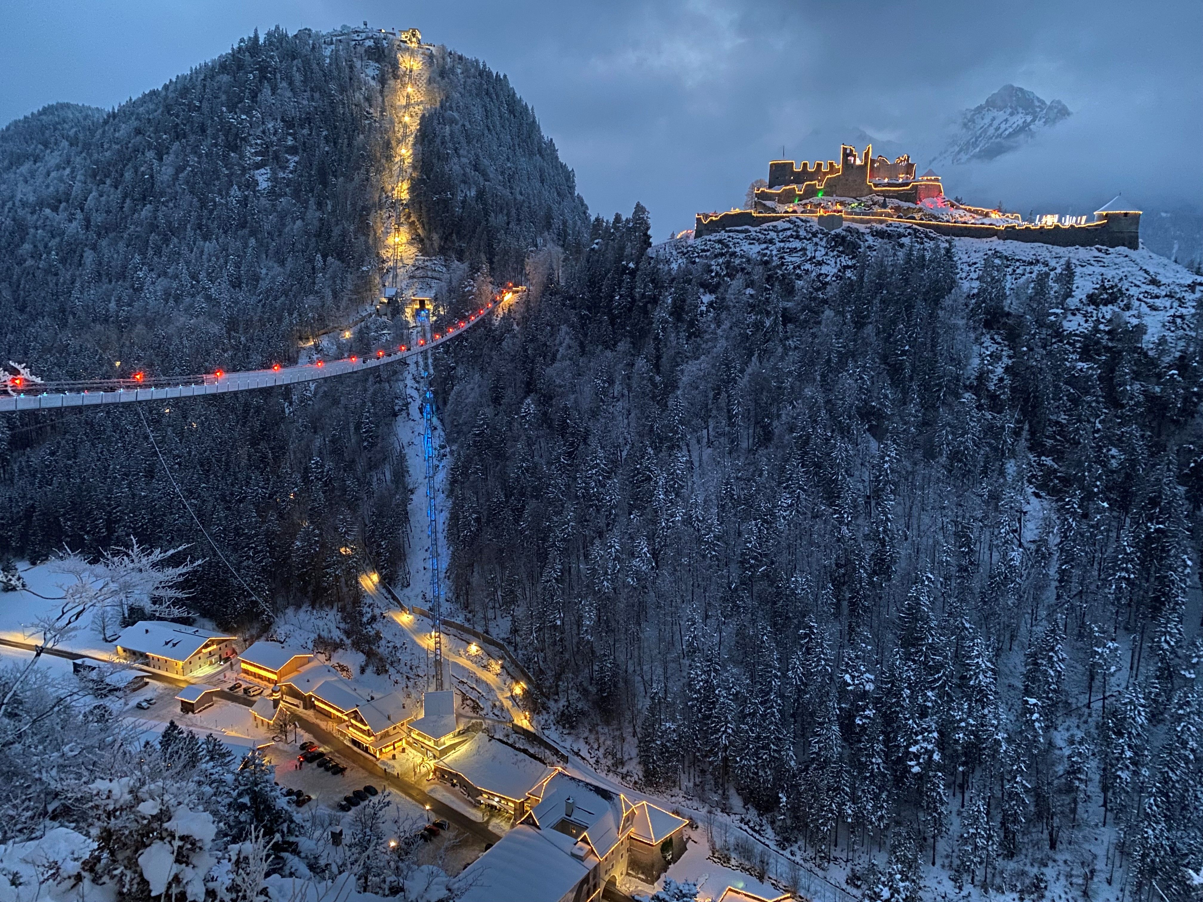 Highline und Lumagica Reutte im Winter, Hängebrücke und beleuchtete Burg