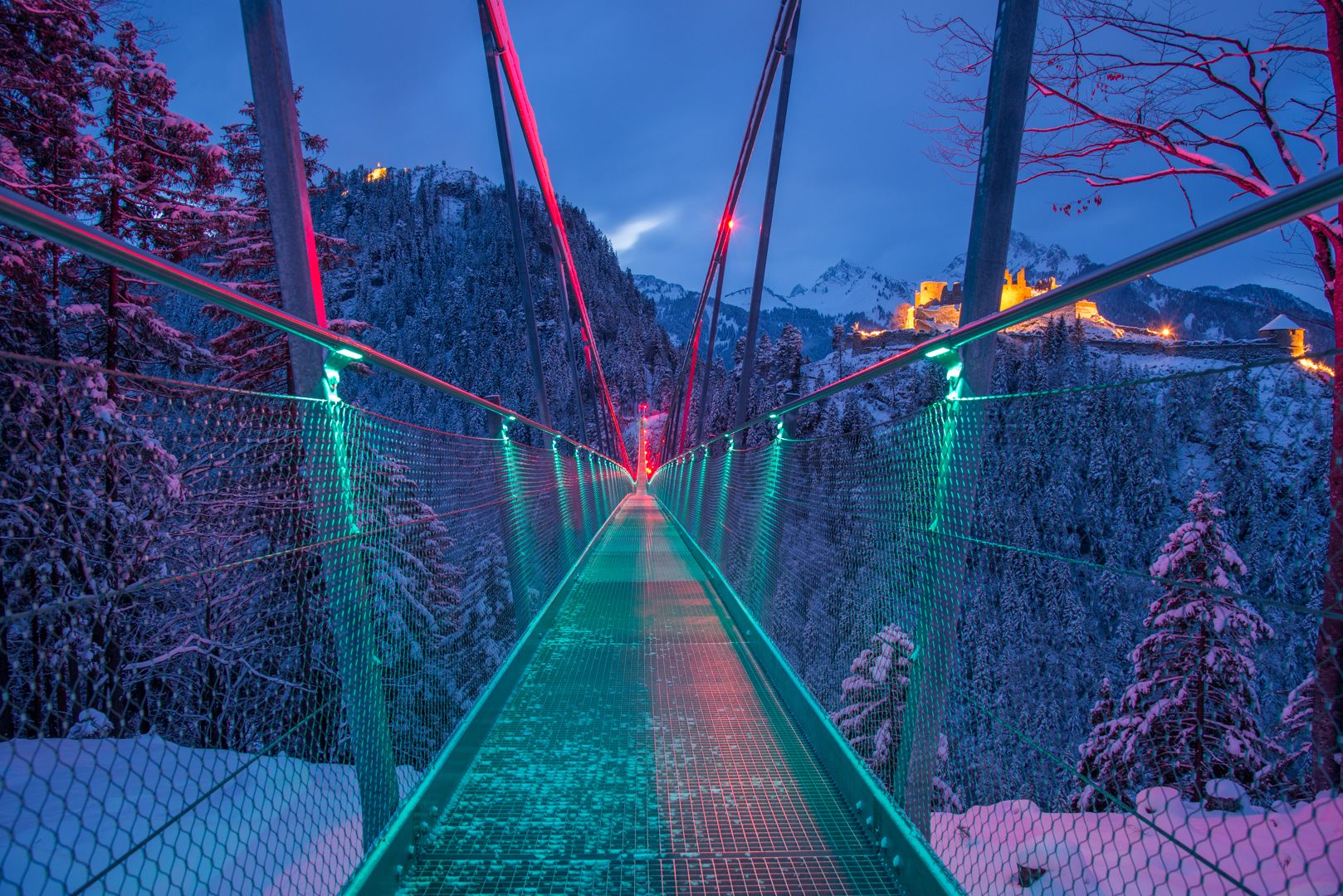 highline179, bunt beleuchtete Hängebrücke bei Reutte im Winter