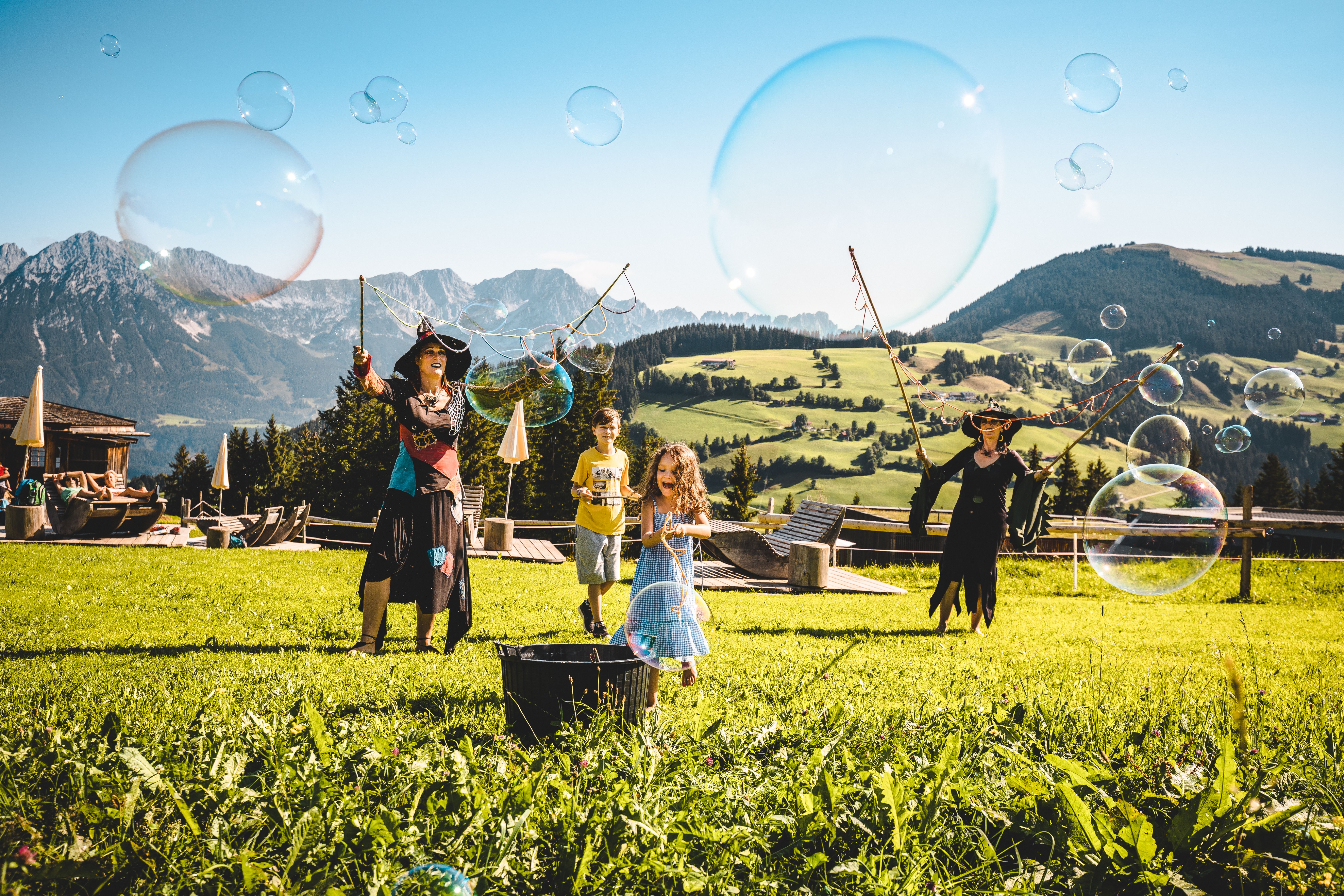 Hexenwasser Söll, Kinder machen Seifenblassen