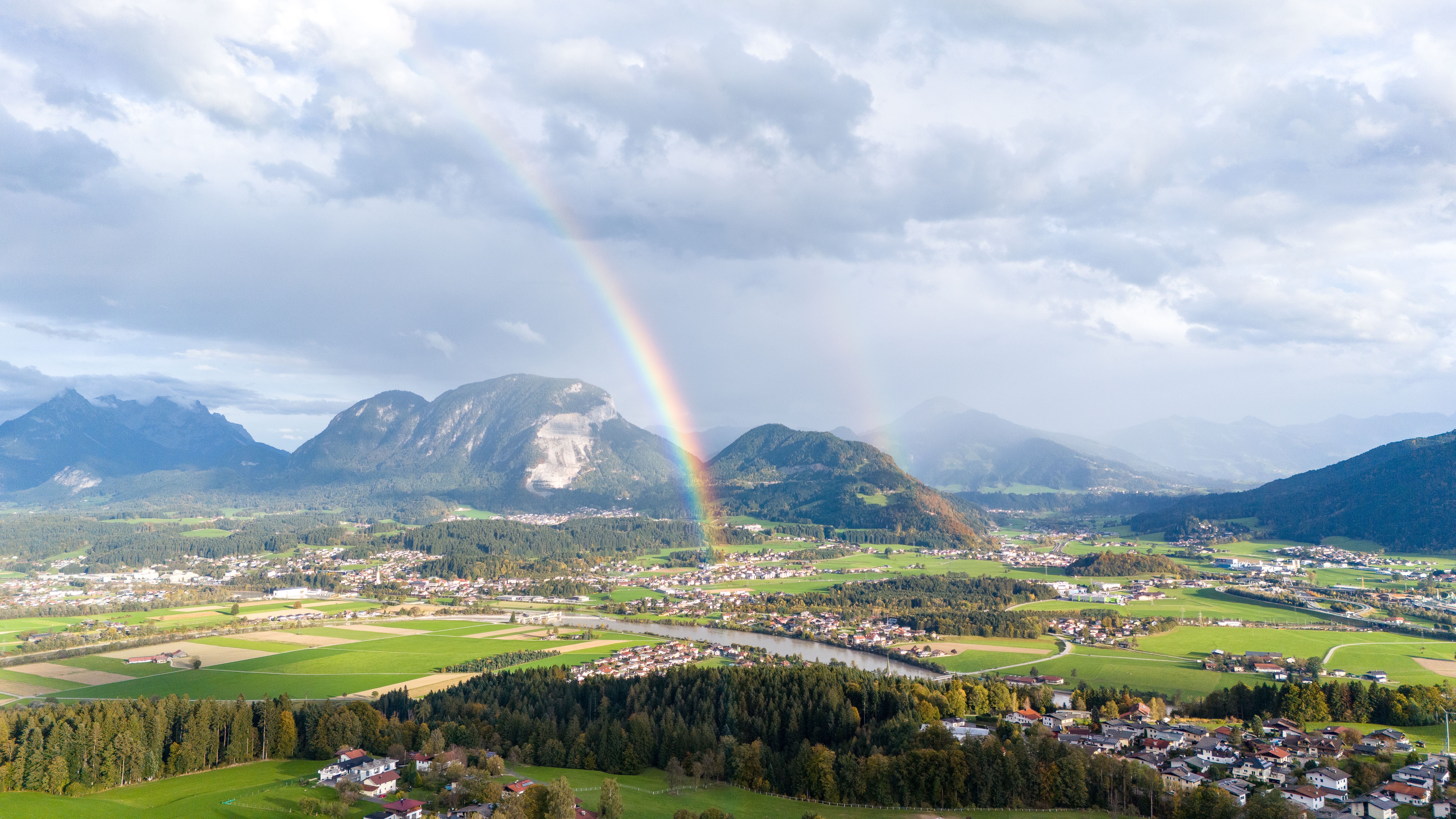 Ort Angerberg mit Regenbogen