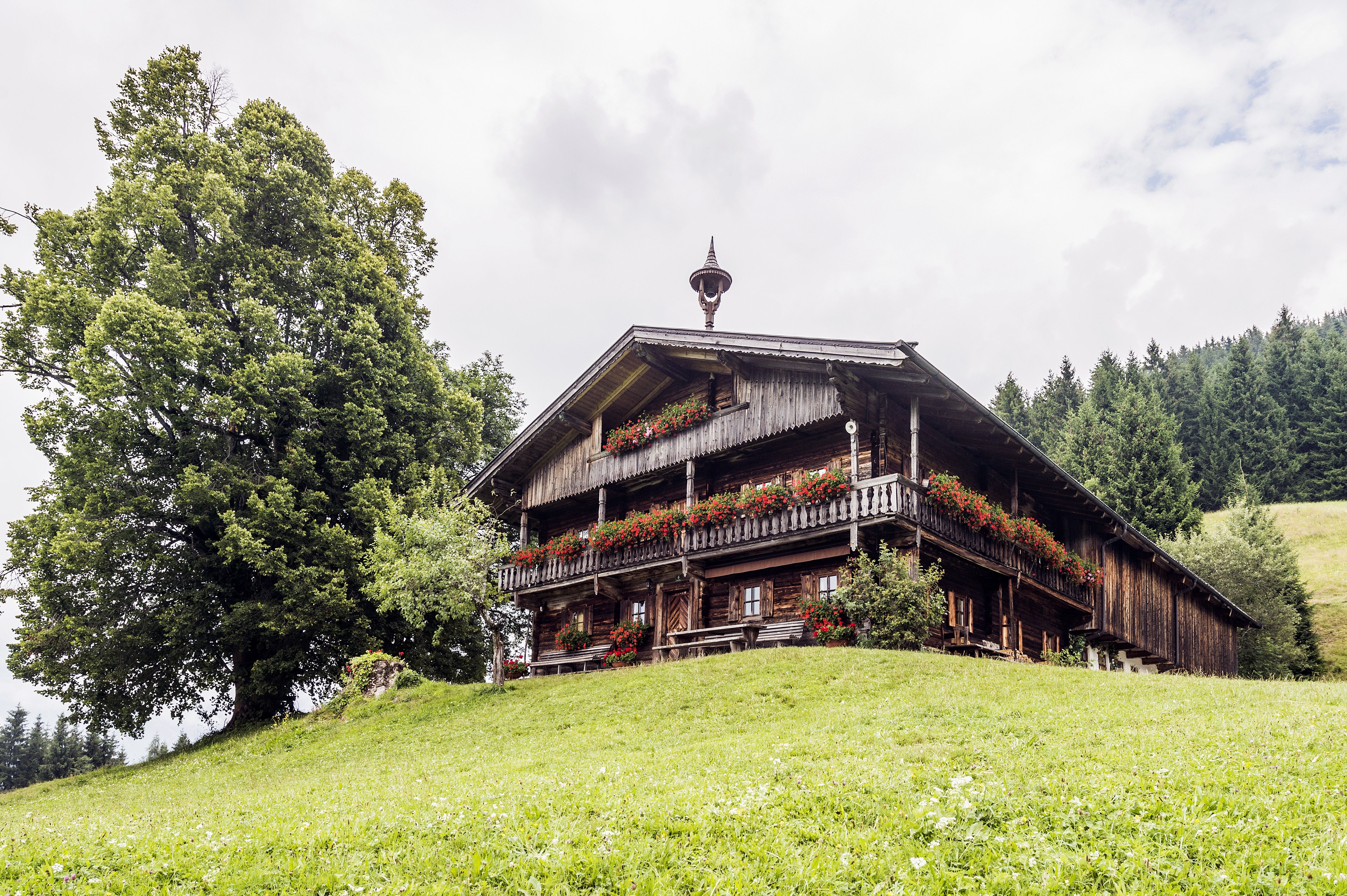 Bergdoktorwohnhaus in Söll, alter Bauernhof aus Holz
