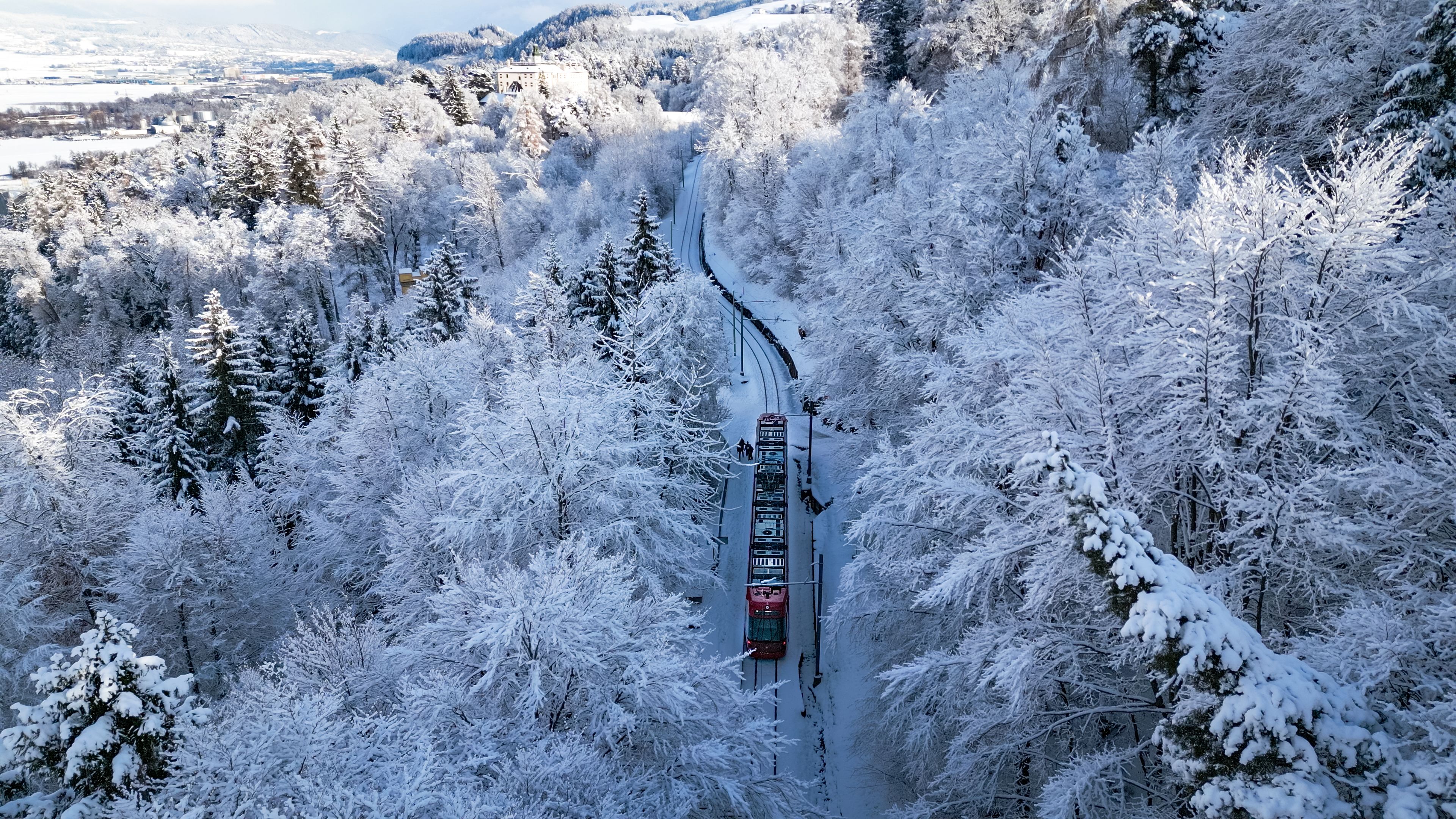 Straßenbahn im verschneiten Wald, Straßenbahn Innsbruck