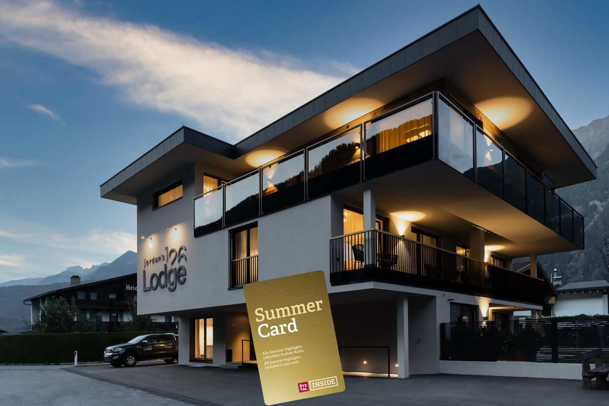 Ein modernes Gebäude mit Balkonen und einem klaren Abendhimmel. Im Vordergrund ist eine Summer Card sichtbar, die für Sommerangebote steht.