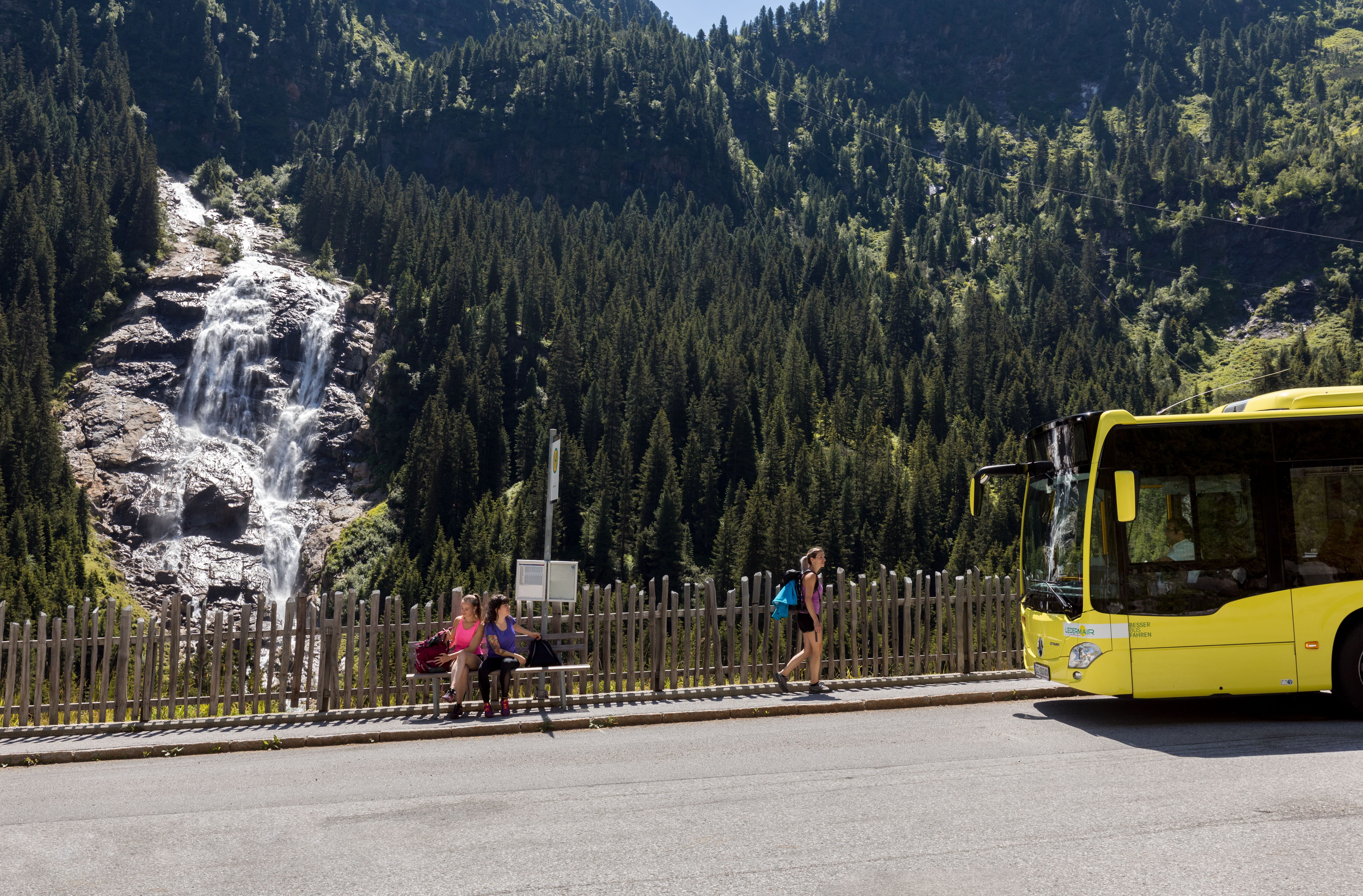 Bus an der Bushaltestelle am Grawa-Wasserfall im Stubaital
