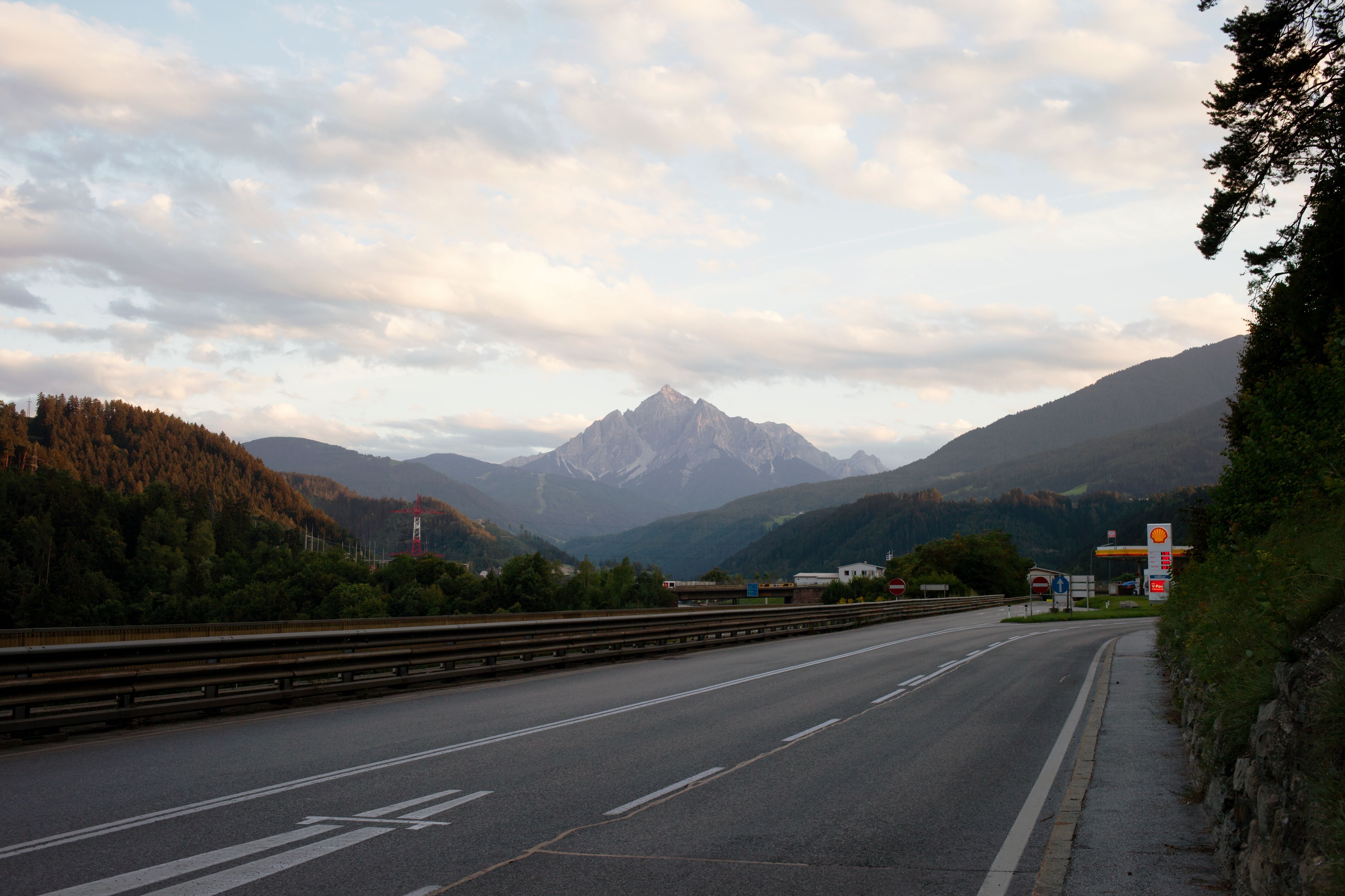 Brenner Bundesstraße mit Blick auf die Serles