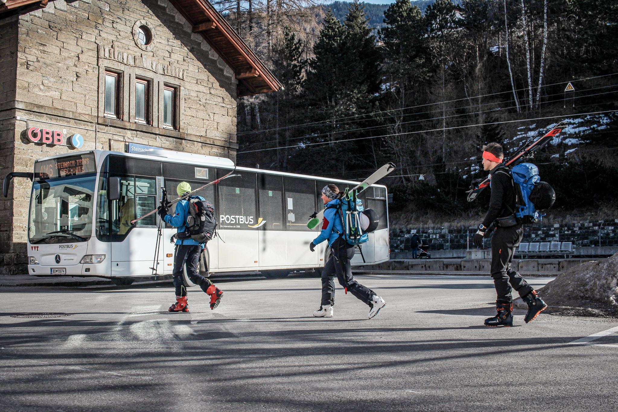 Skifahrer auf dem Weg zum Bus, Skibus in Tirol