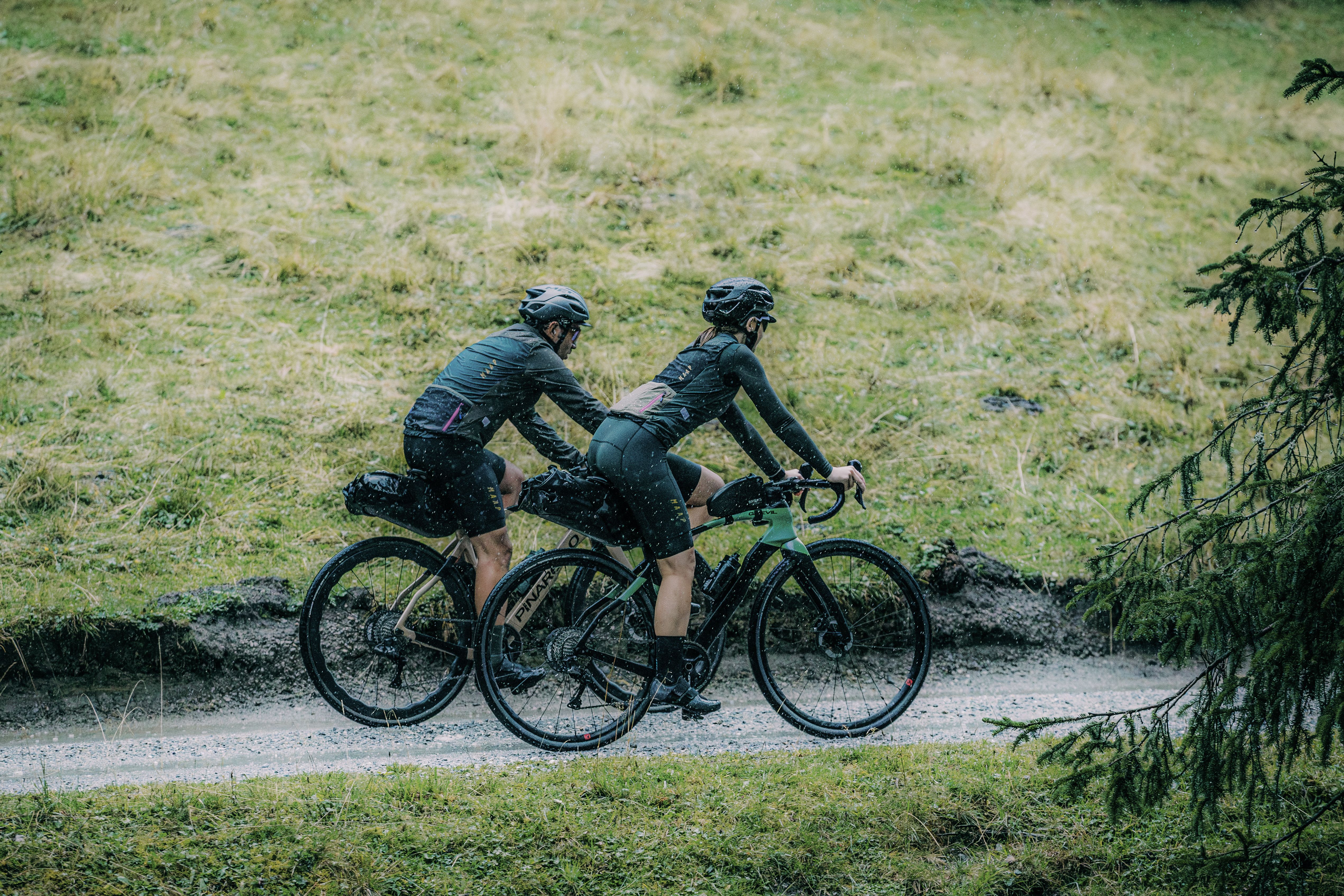Radfahrer mit Bikepackingausrüstung