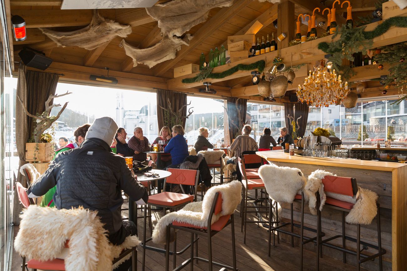 Restaurant Bar mit mehreren Menschen