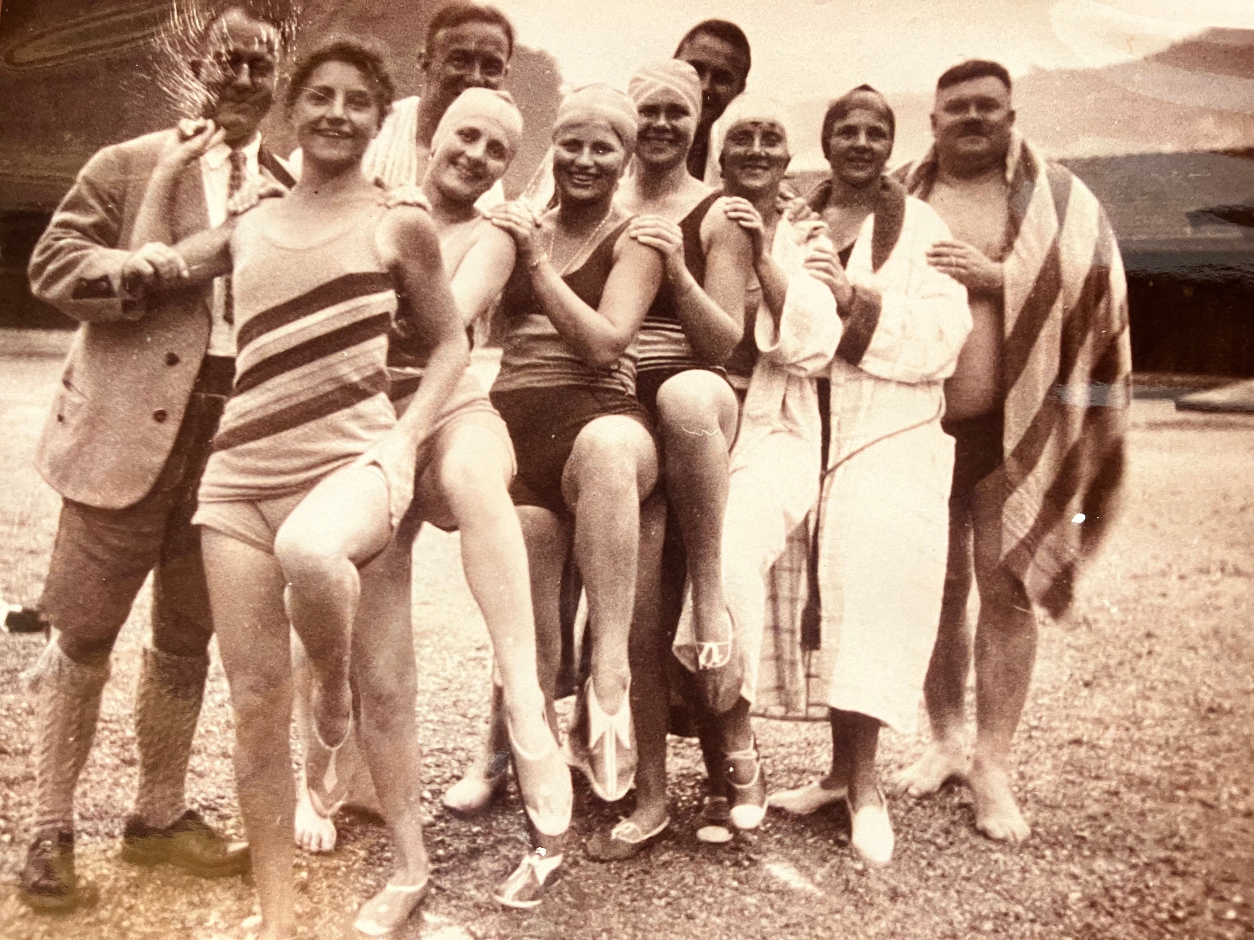 Archivfoto: Männer und Frauen posieren gemeinsam im Strandbad am Walchsee