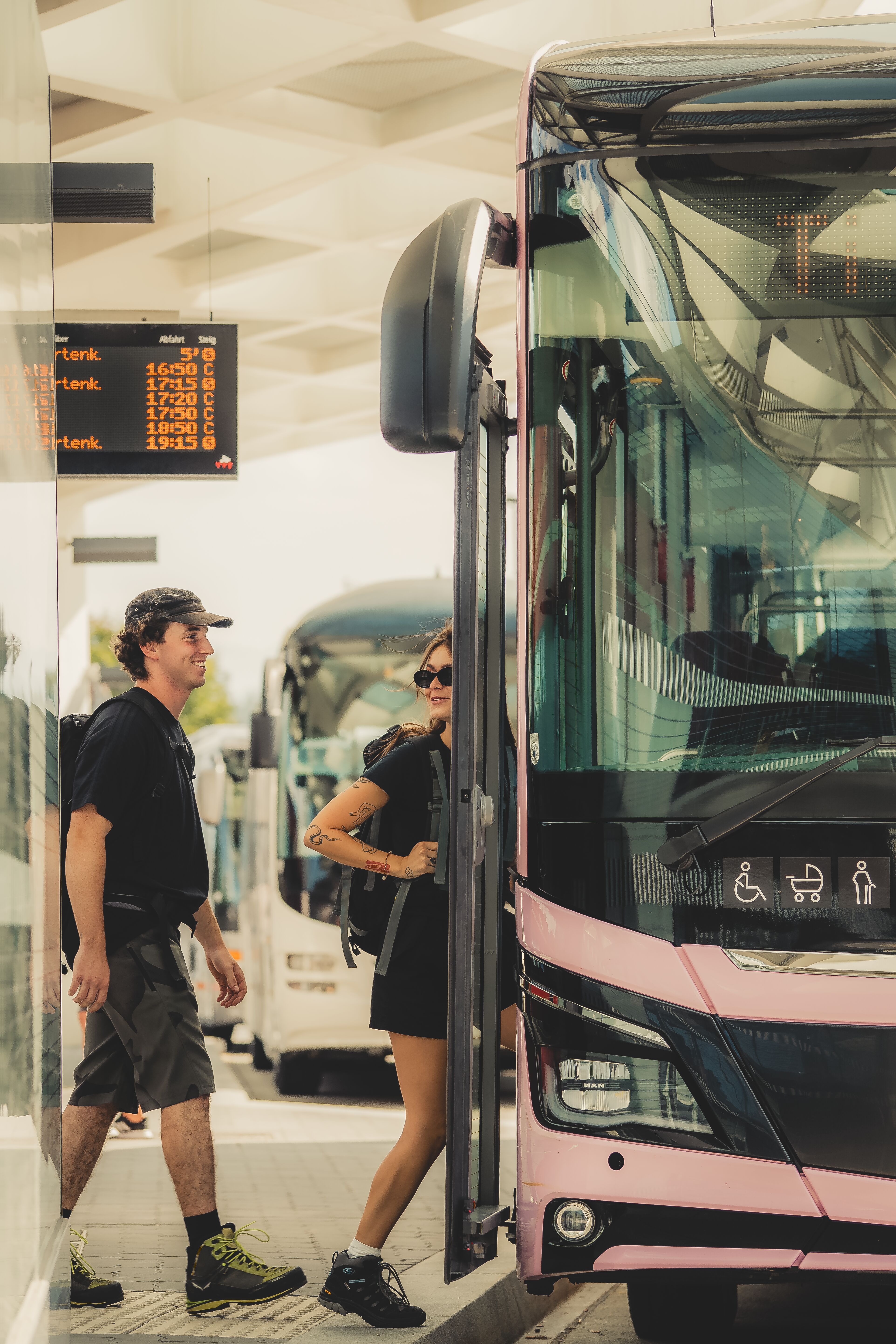 Bus am Bahnhof in Seefeld
