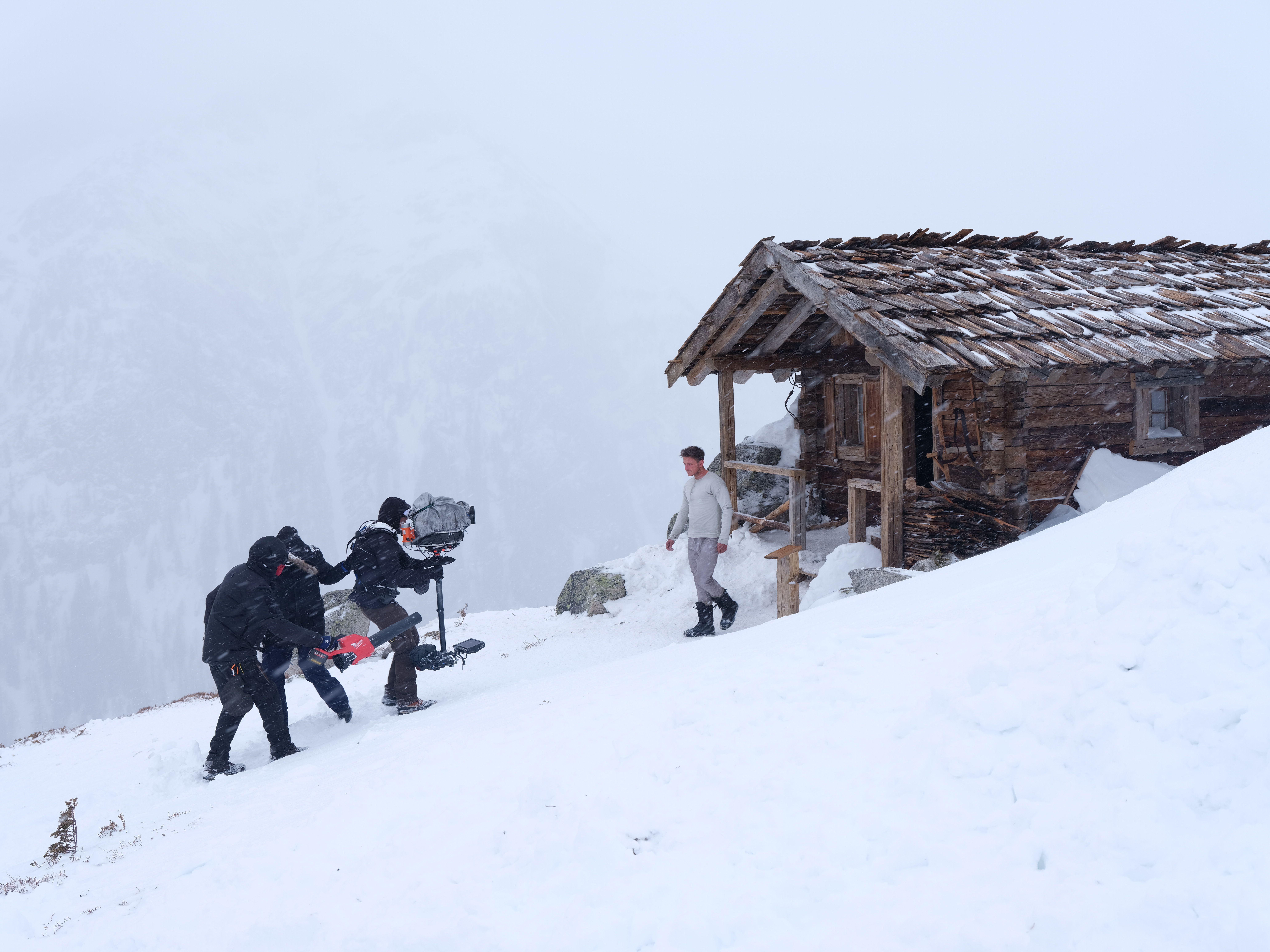 Dreharbeiten zu Totenfrau, Hütte im Winter in Osttirol