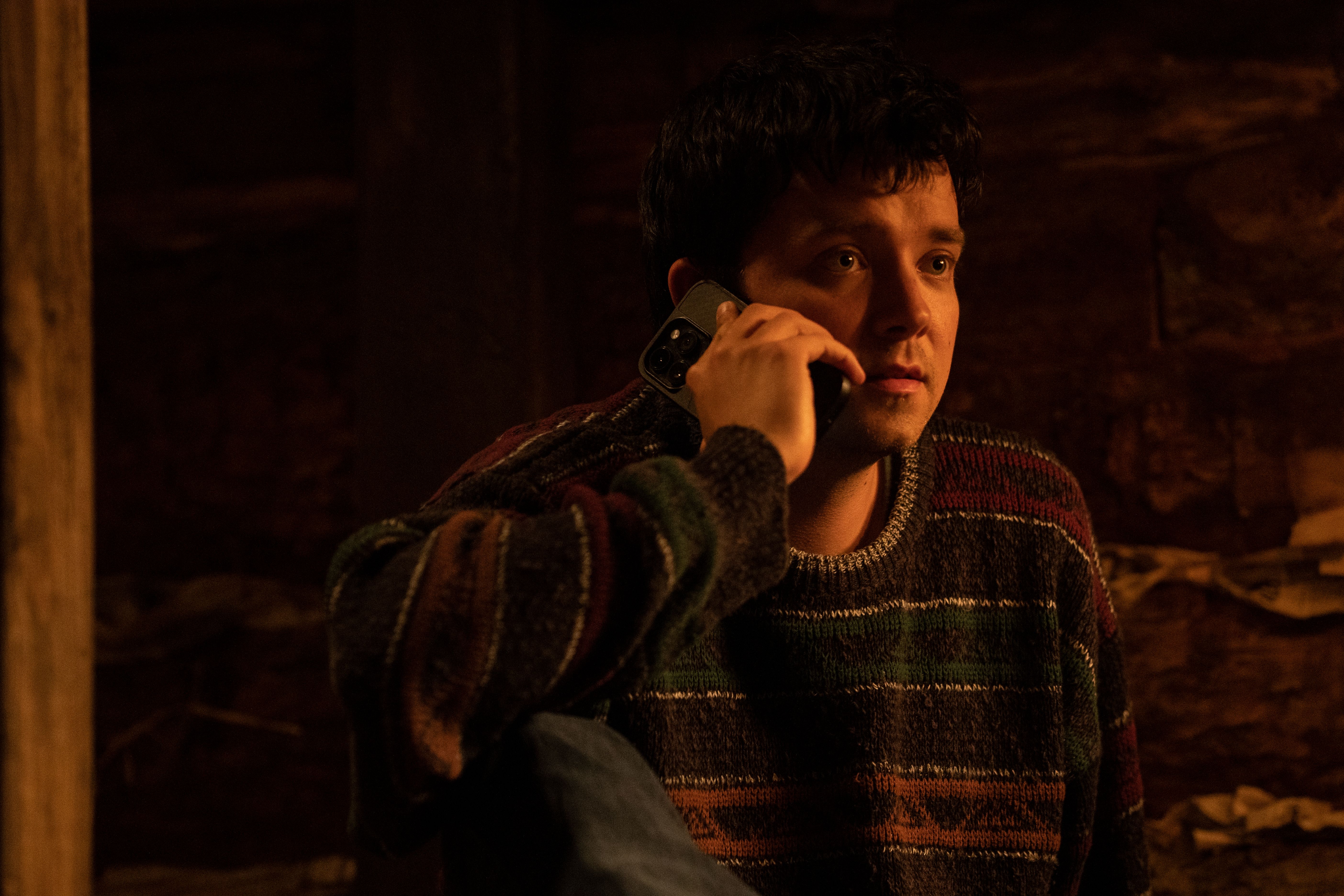 Asa Butterfield (alias James) im Hotel Schafberg