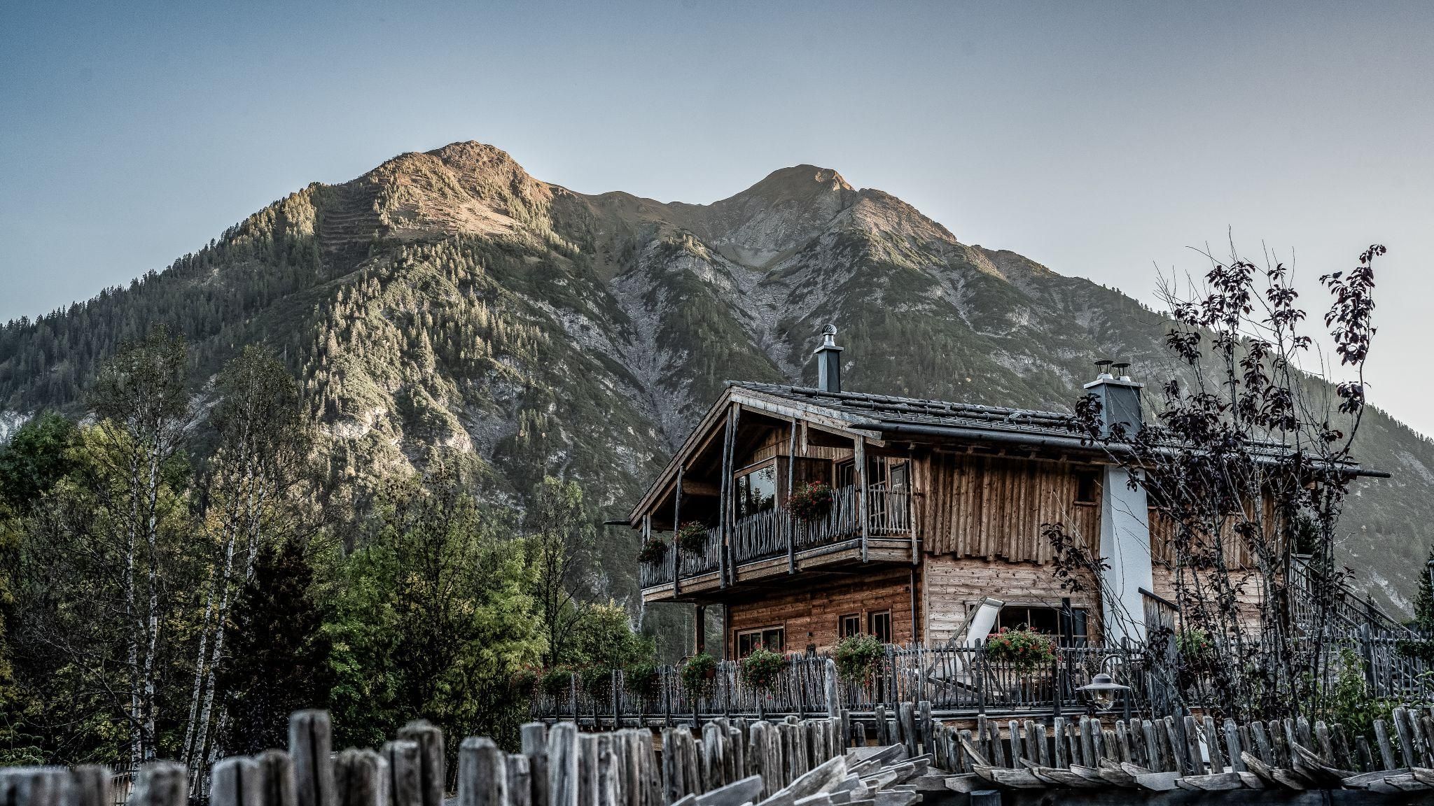 Ein charmantes Chalet liegt eingebettet in die Berge. Die majestätischen Gipfel umgeben die ruhige Landschaft.