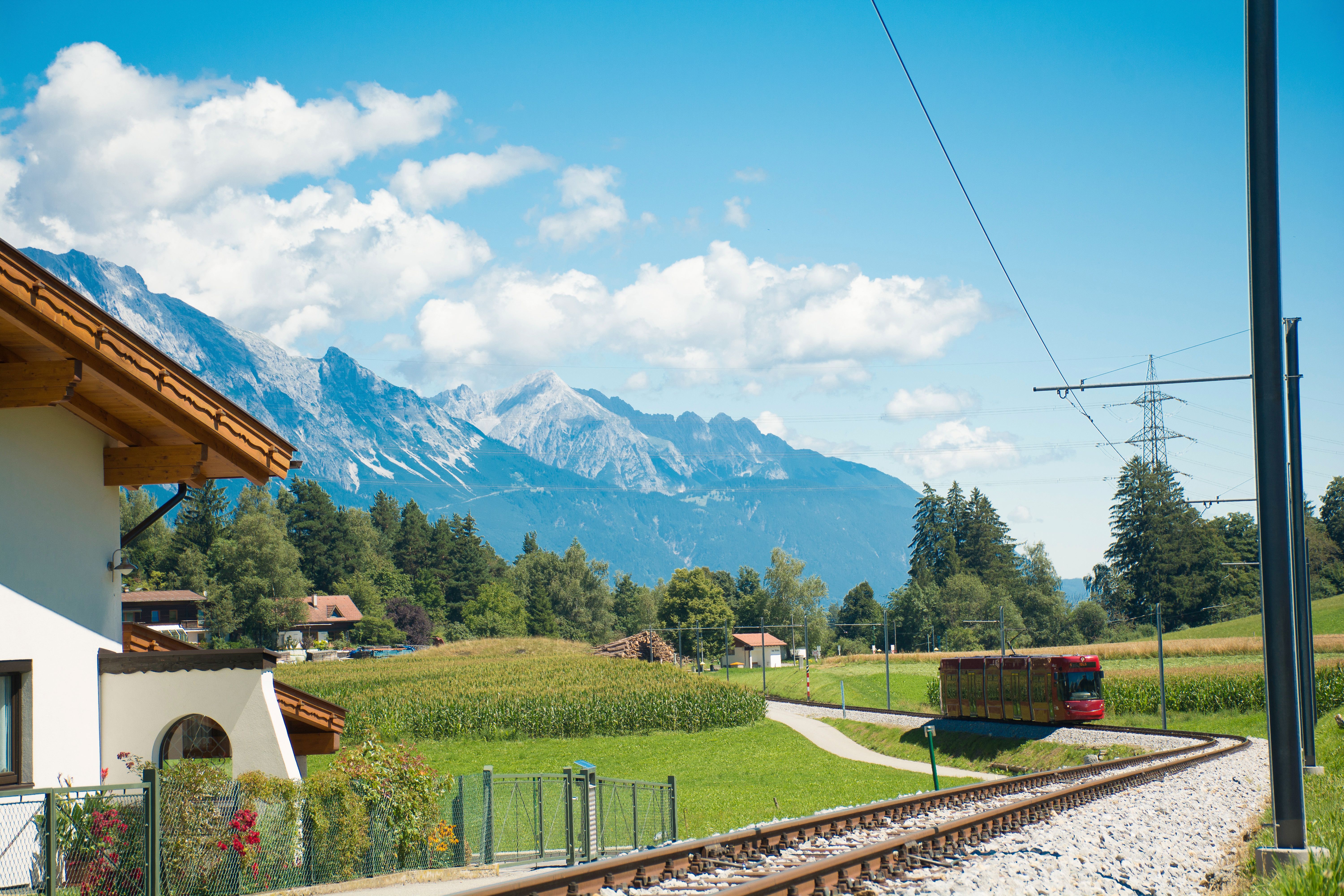 Mit der Straßenbahn nach Igls, Bahnschienen im Dorf mit Bergpanorama