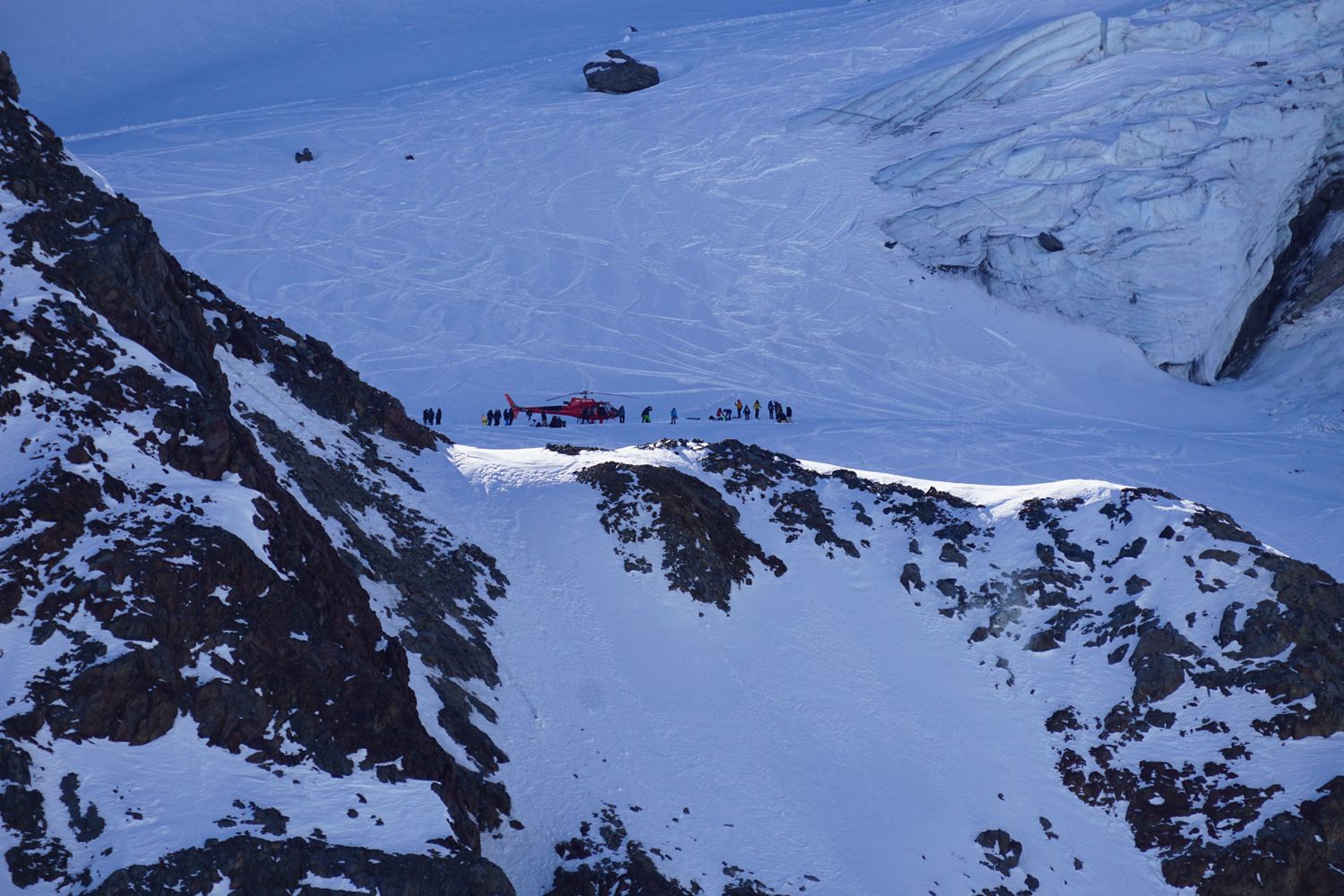 Filmdreh die jungen Ärzte mit Helikopter in einem winterlichen Bergkar
