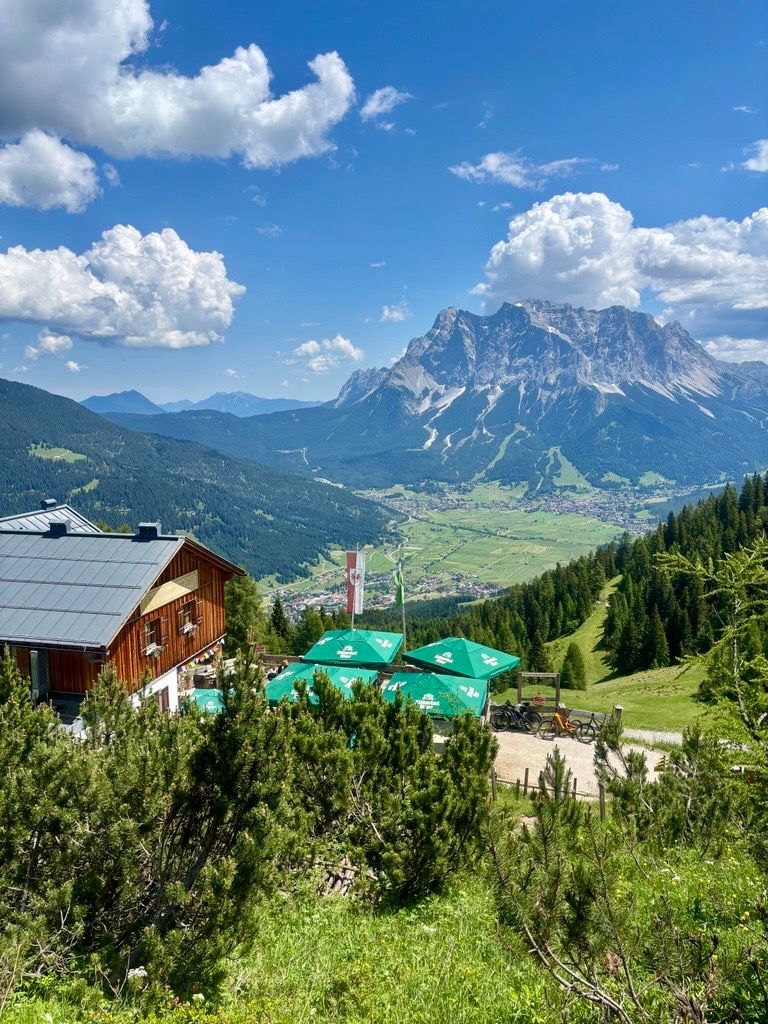 Wolfratshauser Hütte mit Bergpanorama im Hintergrund