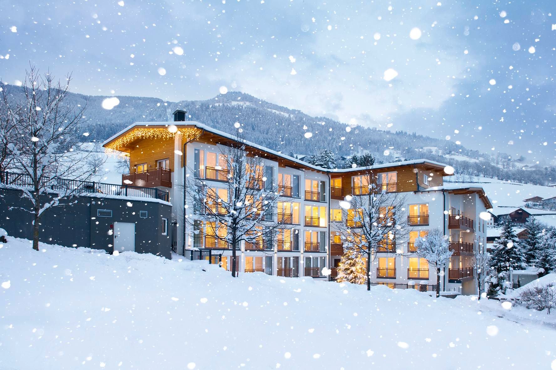Hotelansicht von vorne, Winterlandschaft