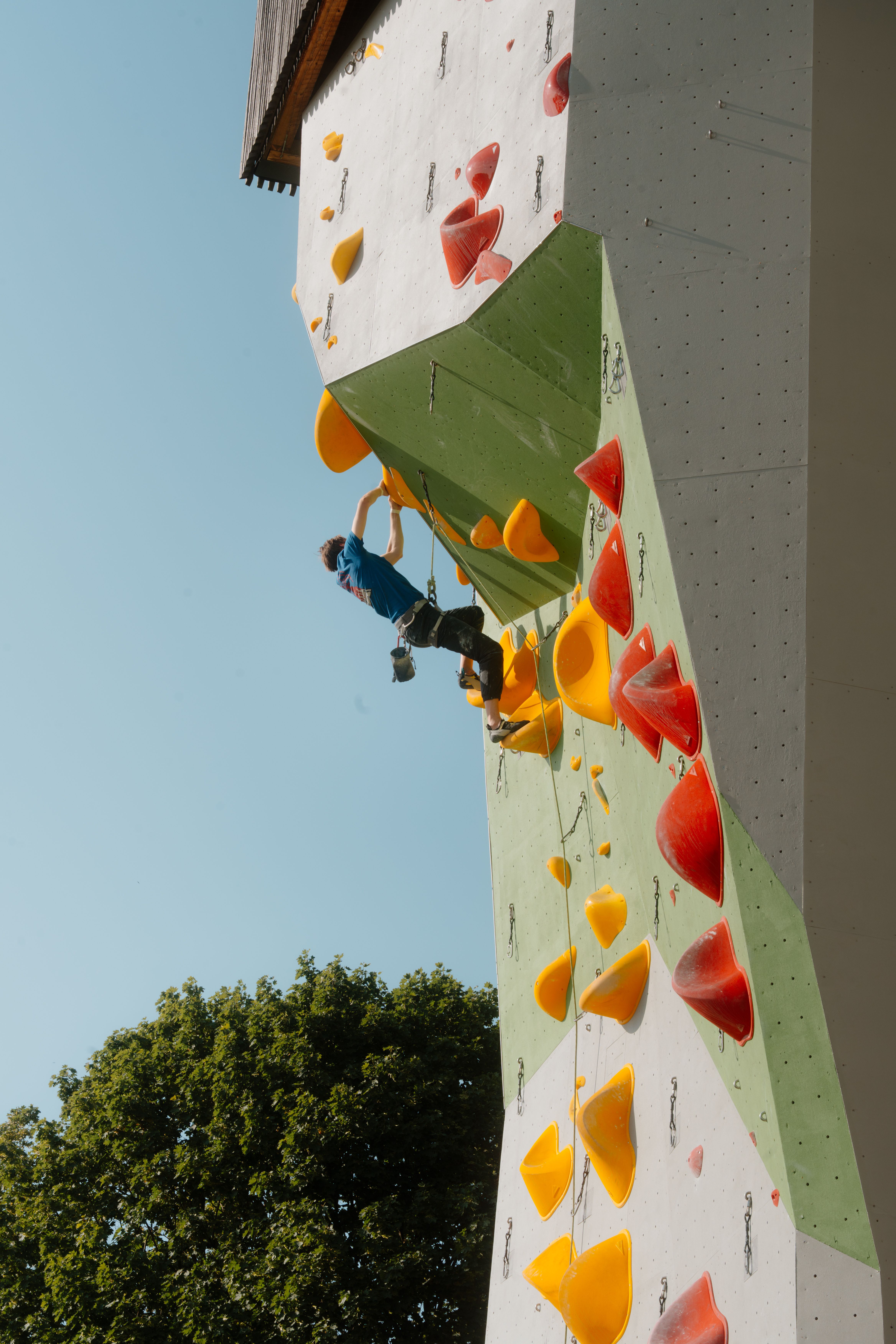 Eine Kletterwand auf der ein Mann klettert