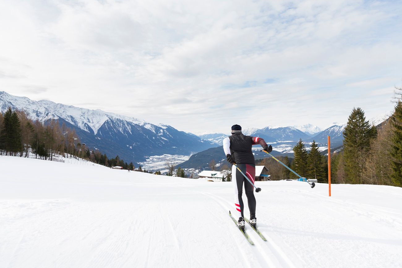 Langläufer im Vordergrund, Panoramablick über das Inntal