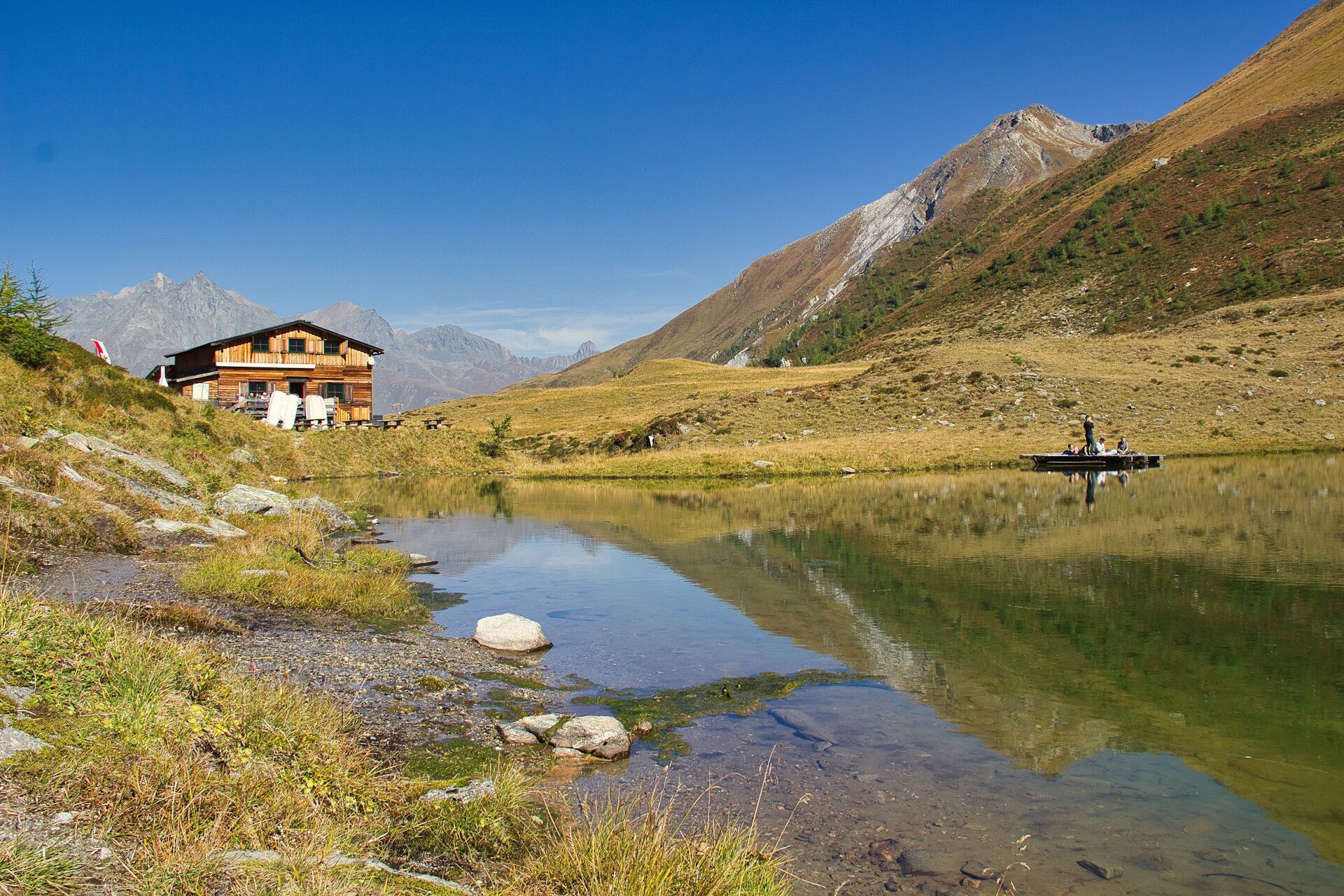 Bergerseehütte in Osttirol, Berghütte direkt am Bergsee gelegen