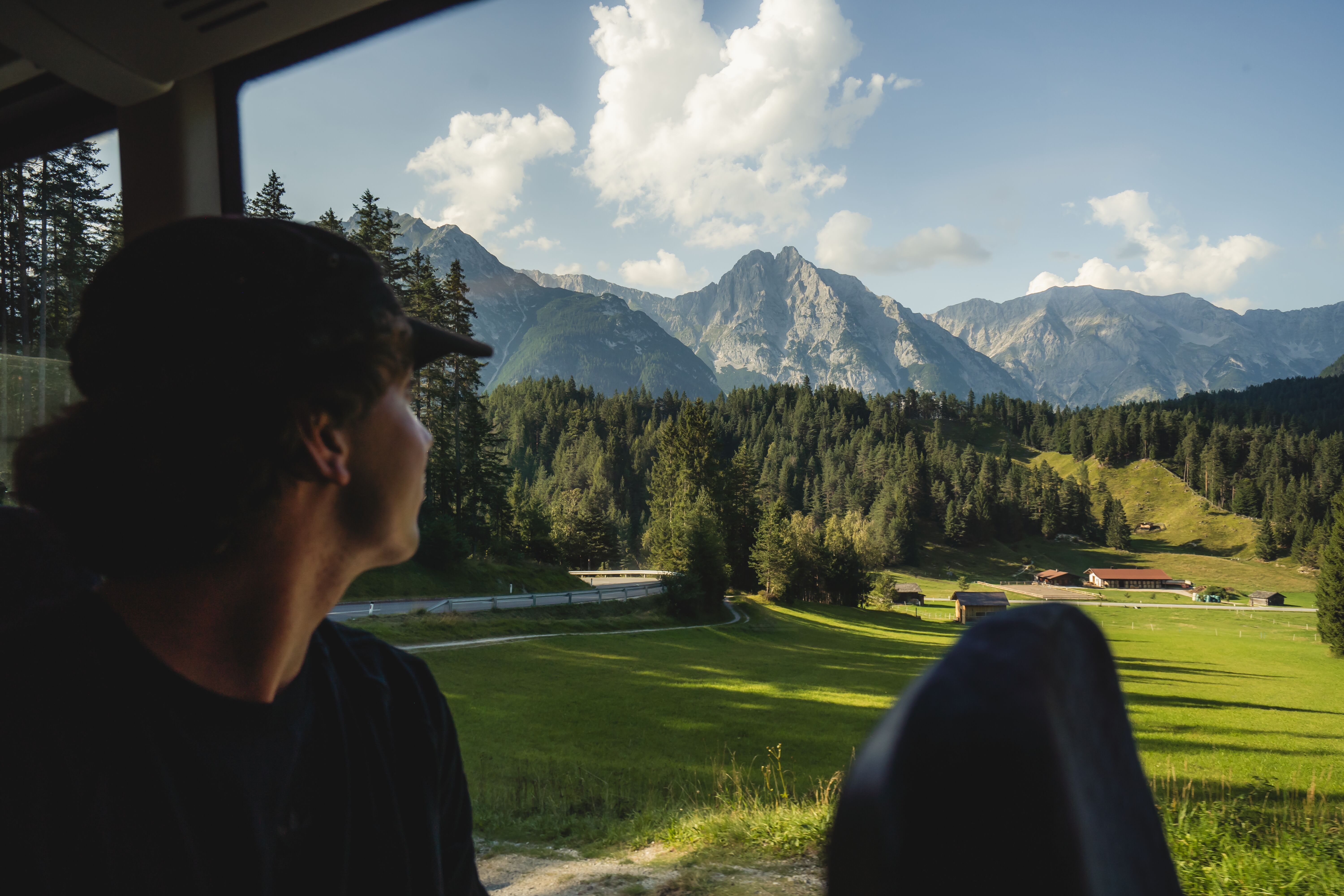 Wanderbus in Seefeld, Frau blickt aus dem Fenster auf die Seefelder Bergwelt