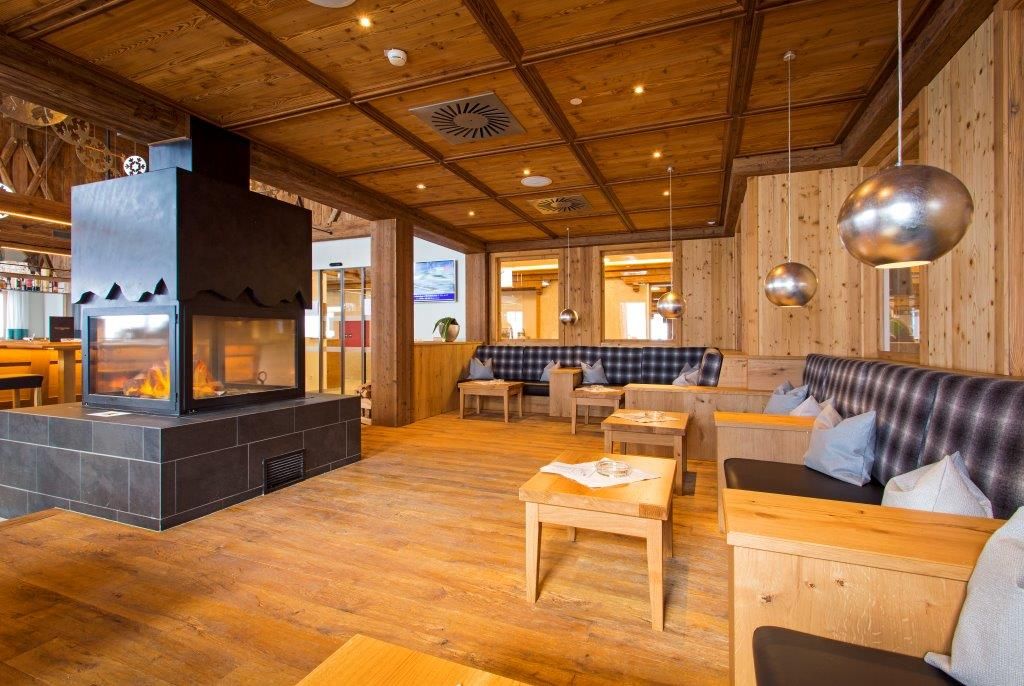Lobby im Tuxer Fernerhaus mit Kamin