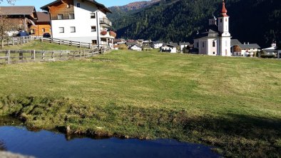 Unsere Fischteiche mit Blick auf Strassen