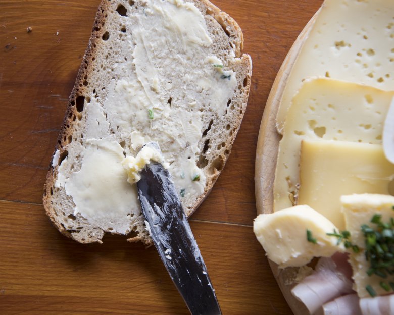 Alles selbst gemacht: Brot, Butter und preisgekrönter Almkäse. Foto: FRANK BAUER
