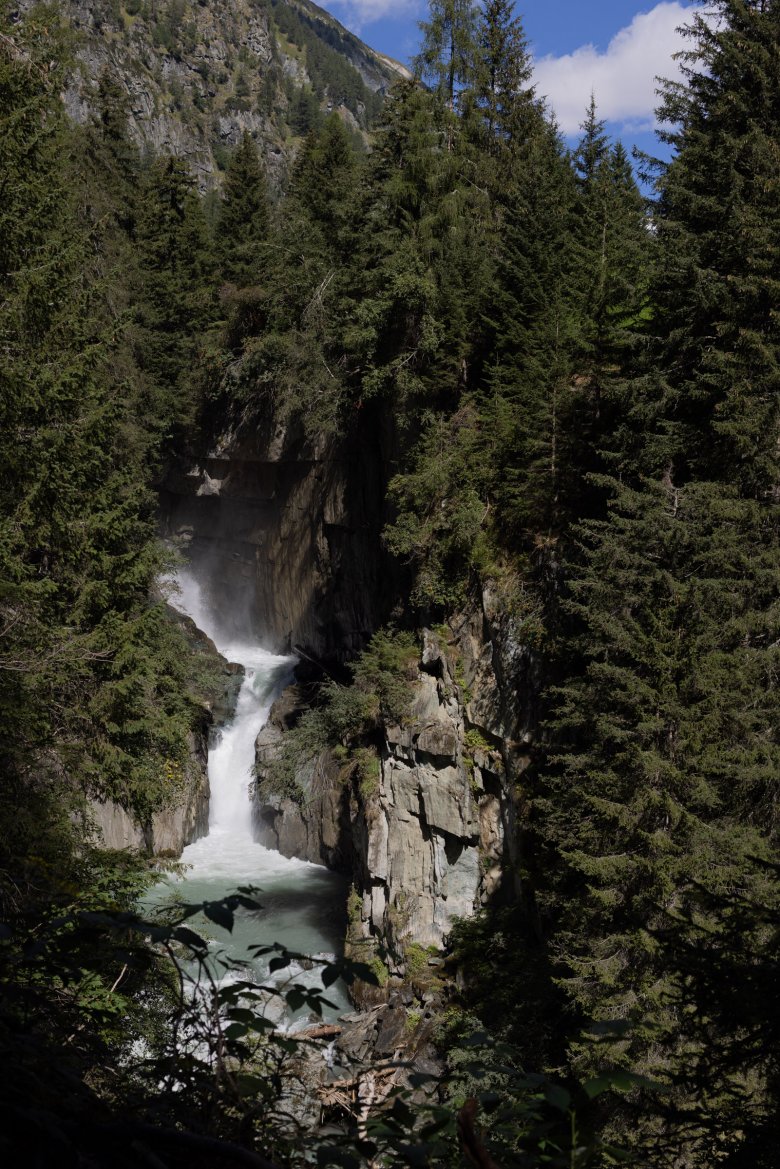 Immer wieder rauschen Wasserf&auml;lle in der Ferne. Kommt man ihnen nahe, steht man im k&uuml;hlen Wasserstaub.