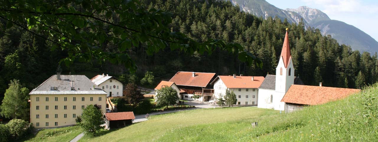 Kirche und Kloster unterhalb der Kronburg, © Tirol West