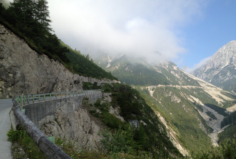 Kaum zu glauben. Hier fährt auch der Postbus. Von der Imster Seite präsentiert sich das Hahntennjoch schroff, vom Lechtal aus lieblich. (Foto: Tirol Werbung, Esther Wilhelm)