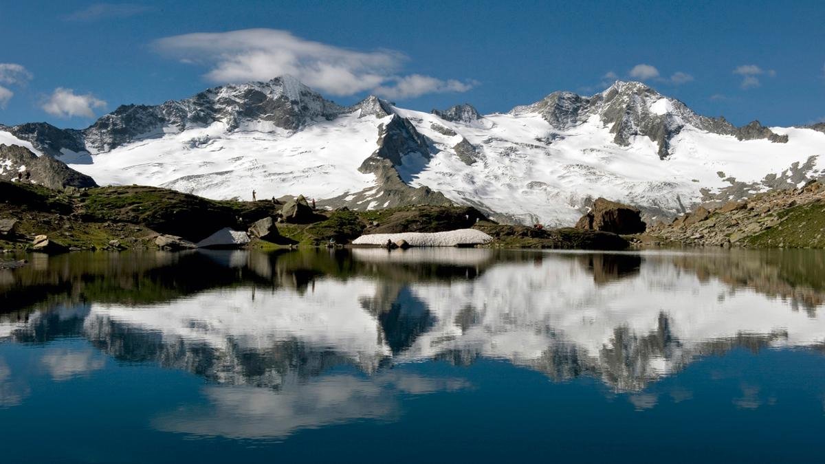 Klare Bergseen, enge Klammen, 80 Gletscher: Wandern im Hochgebirgs-Naturpark Zillertaler Alpen ist ein Erlebnis, das seinesgleichen sucht. Auf bis zu 3.500 Metern Seehöhe geht es durch eine unvergleichliche Landschaft. Wissenswertes gibt es im Naturparkhaus in Ginzling., © Mayrhofen-Hippach