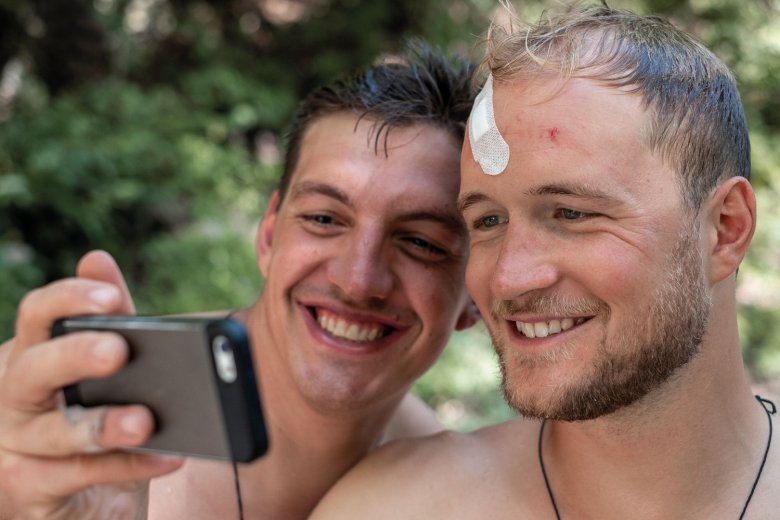             Selfie mit Pflaster: Unser Autor Merlin (links) mit Kumpel Valentin (die Verletzung entstand beim Baden, nicht auf dem Rad).
          