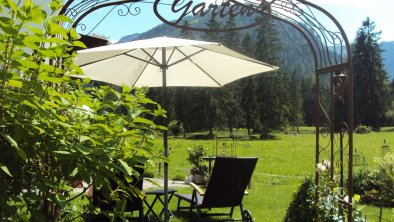 Garten mit Liegestühle zum Entspannen, © Pension Bergheim