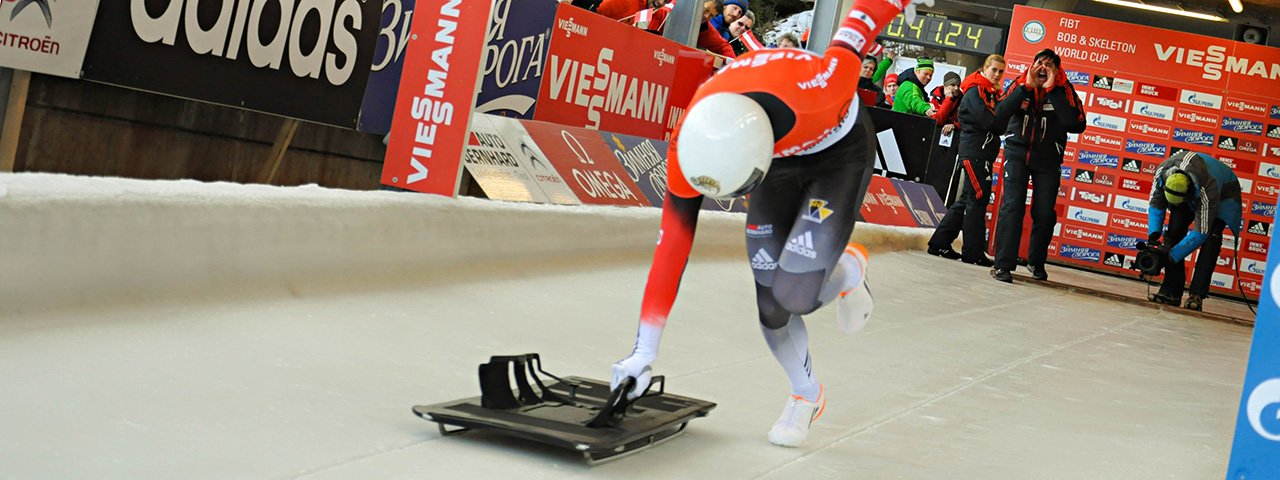 Spannend vom Start bis zum Ziel: Ein Skeletonfahrer wird beim Weltcup angefeuert, © ÖBSV