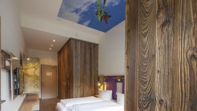 Helle Design-Zimmer mit Holzelementen, © Explorer Hotels