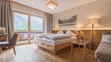 Doppelzimmer mit Natur-Zirbenholz, © Hotel Sonnenhof