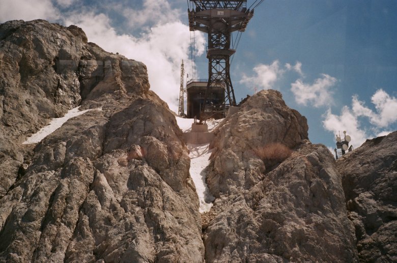 Am Ende der Stahlseile ragt aus den Wolken die Zugspitze empor. Für die 1.725 Meter Höhenunterschied von der Talstation zum Gipfel brauchen die beiden mit der modernen Gondel nur wenige Minuten. „Tatsächlich lag aber hinter uns ein langer Weg, ein Auf und Ab durch die Zeit der Pandemie“, sagt Fabian Zapatka.