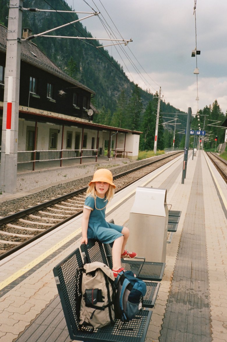 Fanny wartet auf den Zug in Richtung Heimat. „Fanny erscheint mir plötzlich viel größer. Gemeinsam haben wir die Reise gemeistert, alle Momente gemeinsam erlebt und geteilt. Kaum kann ich es abwarten, die nächste Reise mit Fanny zu unternehmen“, sagt Fabian Zapatka.