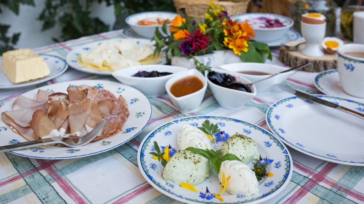 Butter, Joghurt, Mozzarella, Käse, Marmeladen – die Hausherrin stellt all das selbst her., © Tirol Werbung/Lisa Hörterer