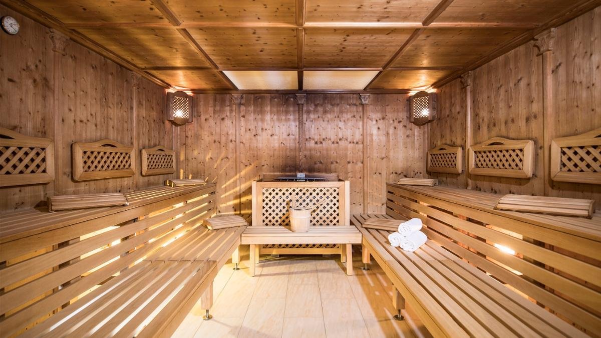 Großzügiger Saunabereich mit Panorama Ruheraum