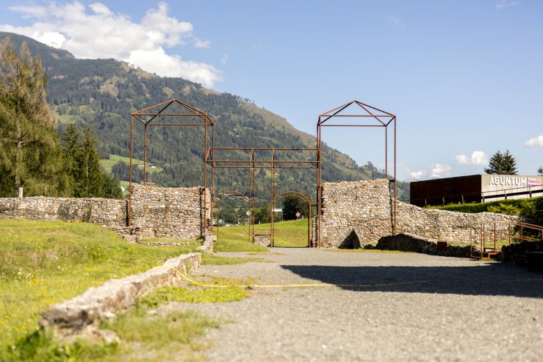 Heute zeigen Metallstreben an, wie hoch Stadtmauer und das Stadttor war. Lange wussten die Arch&auml;ologen aber nicht, auf welcher Seite sich die Stadt erstreckte.