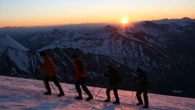 Skitour bei Sonnenaufgang, © Bauernfeind