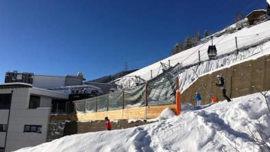Aussblick Top 1 zur Skiabfahrt und Dorfbahn
