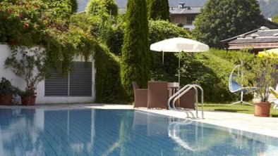 Pool im Sommer Sport&Wellnesshotel Bichlhof